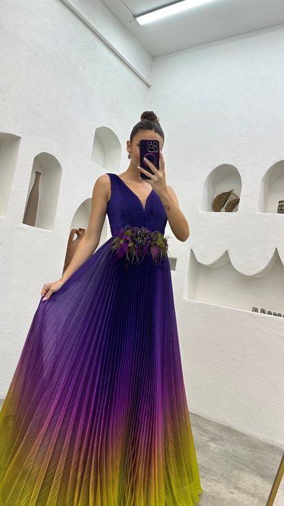 Lila plissiertes Abendkleid mit floralem Taillendetail