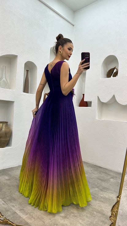 Lila plissiertes Abendkleid mit floralem Taillendetail