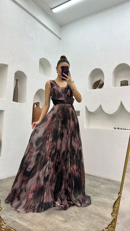 فستان سهرة وردي فاتح مطرز بنقوش مطوي