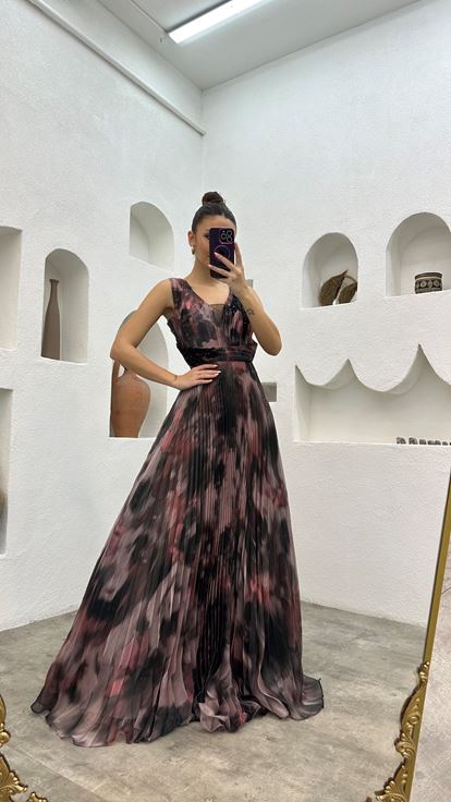 فستان سهرة وردي فاتح مطرز بنقوش مطوي