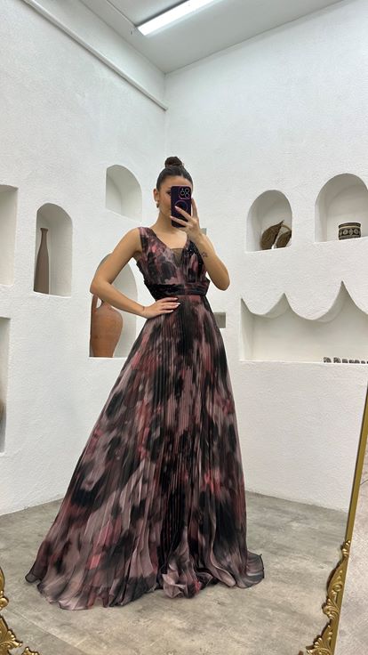 فستان سهرة وردي فاتح مطرز بنقوش مطوي