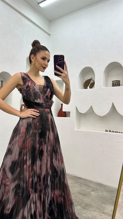 فستان سهرة وردي فاتح مطرز بنقوش مطوي