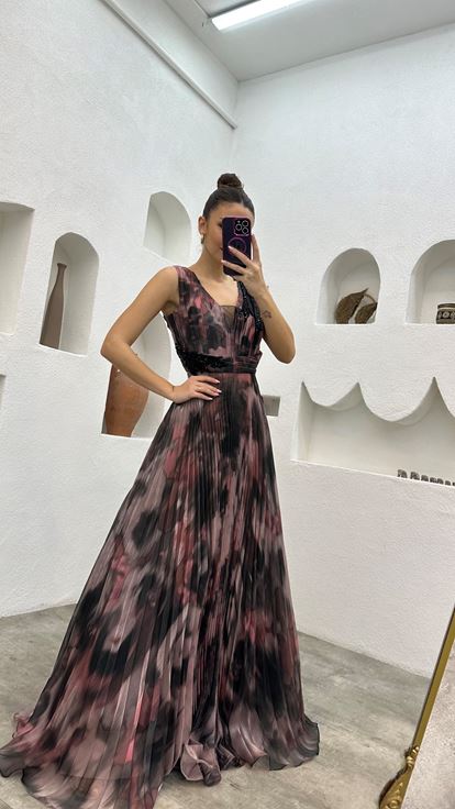 فستان سهرة وردي فاتح مطرز بنقوش مطوي