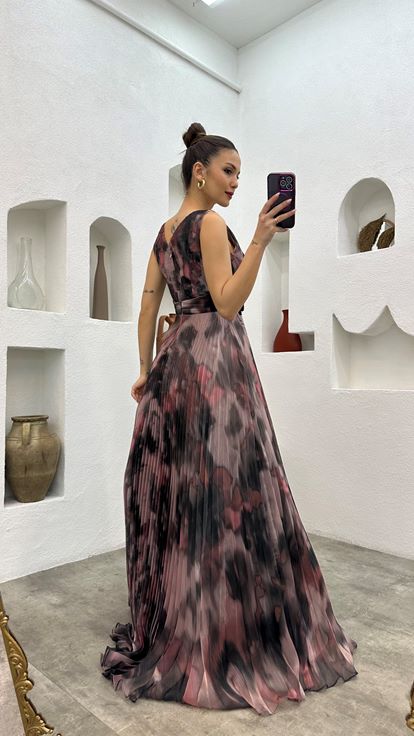 فستان سهرة وردي فاتح مطرز بنقوش مطوي