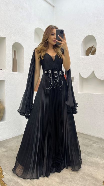 Robe de soirée plissée noire avec broderie florale à la taille