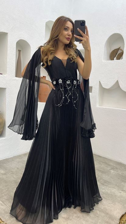 Robe de soirée plissée noire avec broderie florale à la taille