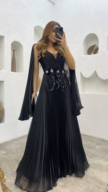 Robe de soirée plissée noire avec broderie florale à la taille