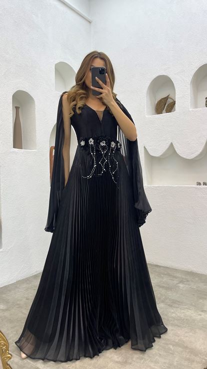 Robe de soirée plissée noire avec broderie florale à la taille