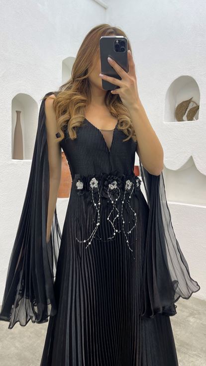 Robe de soirée plissée noire avec broderie florale à la taille