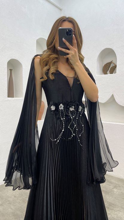 Robe de soirée plissée noire avec broderie florale à la taille