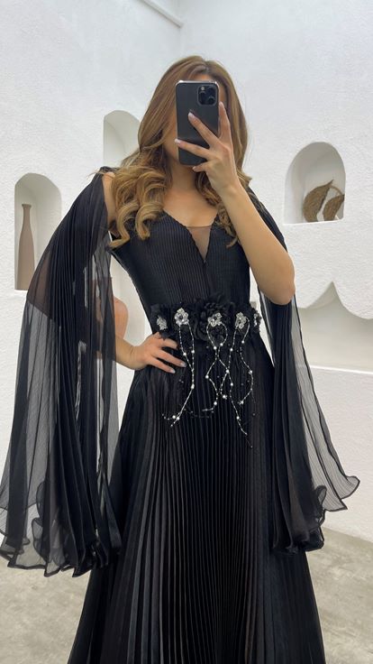 Robe de soirée plissée noire avec broderie florale à la taille