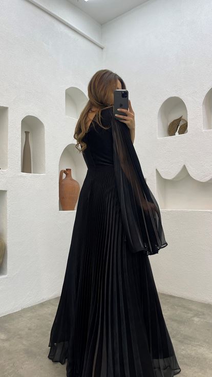 Robe de soirée plissée noire avec broderie florale à la taille