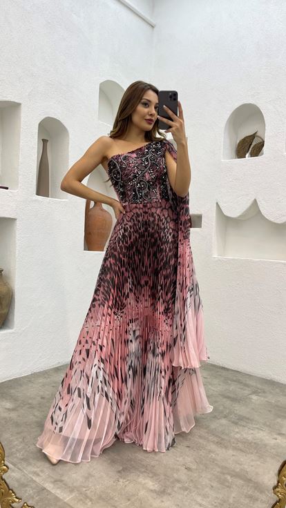 فستان سهرة وردي فاتح مطرز بنقوش مطوي