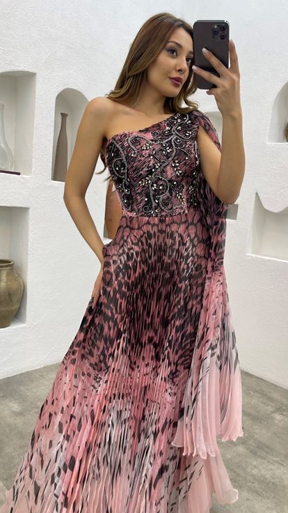 فستان سهرة وردي فاتح مطرز بنقوش مطوي