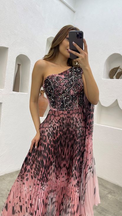 فستان سهرة وردي فاتح مطرز بنقوش مطوي