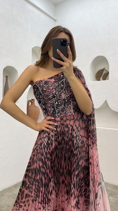 فستان سهرة وردي فاتح مطرز بنقوش مطوي