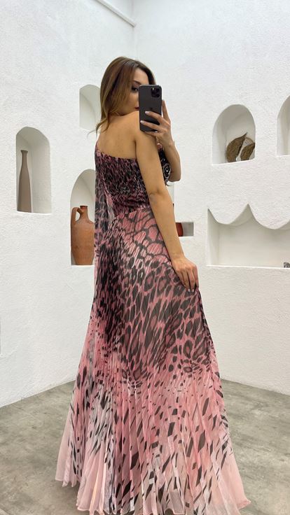 فستان سهرة وردي فاتح مطرز بنقوش مطوي