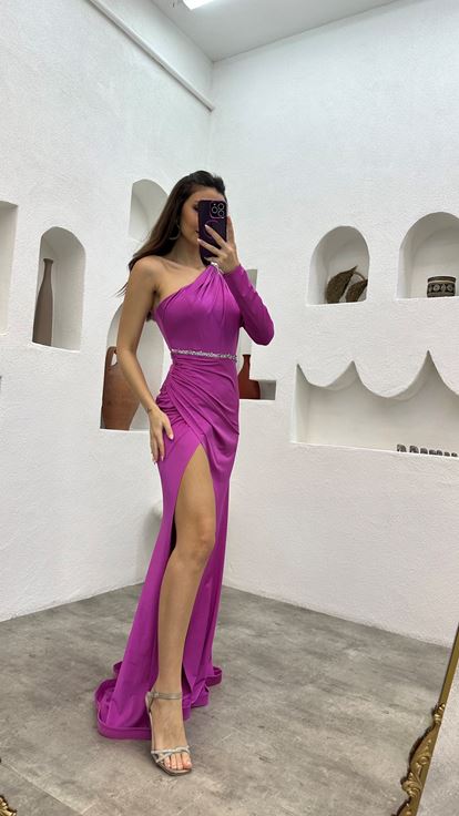Vestido de noche rosa bordado de una sola manga