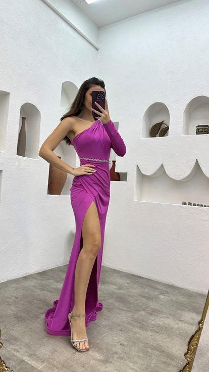 Vestido de noche rosa bordado de una sola manga