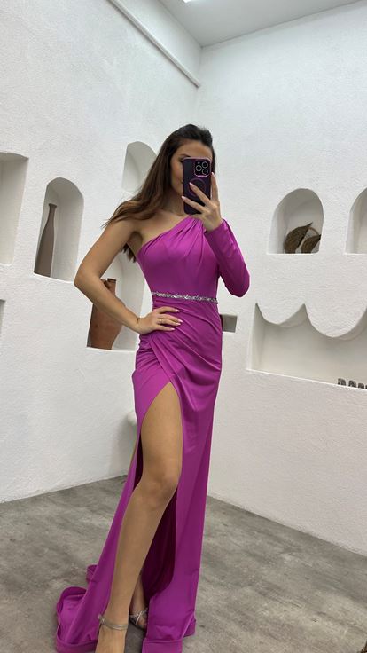 Vestido de noche rosa bordado de una sola manga