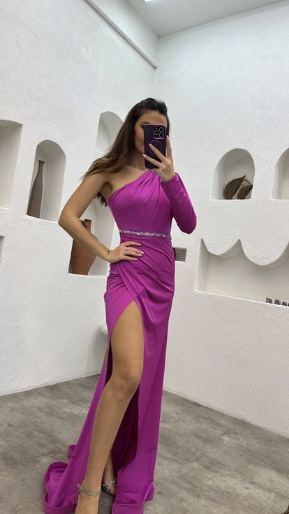 Vestido de noche rosa bordado de una sola manga