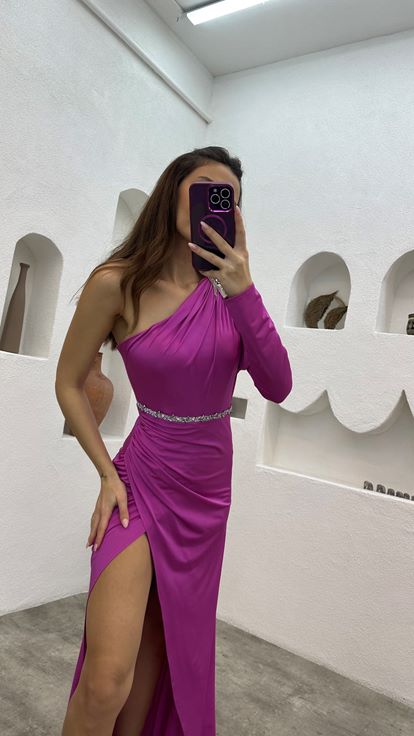 Vestido de noche rosa bordado de una sola manga