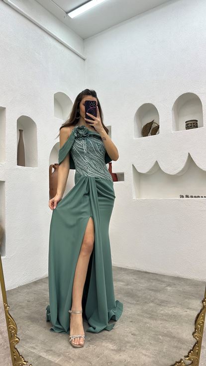 Vestido de noche verde menta bordado con detalle transparente
