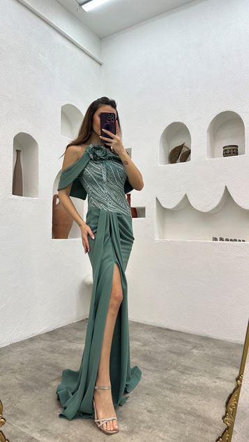Vestido de noche verde menta bordado con detalle transparente