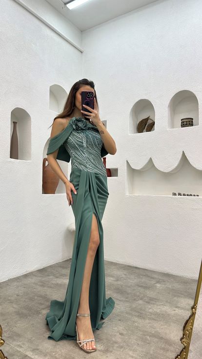 Vestido de noche verde menta bordado con detalle transparente
