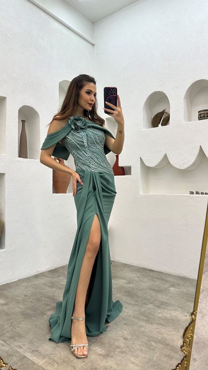 Vestido de noche verde menta bordado con detalle transparente