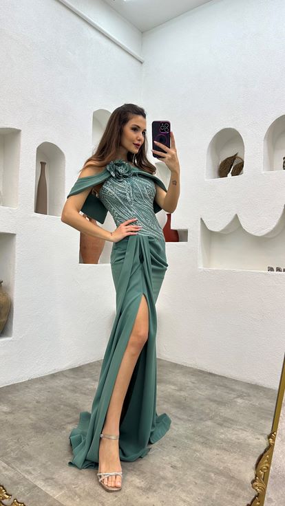 Vestido de noche verde menta bordado con detalle transparente