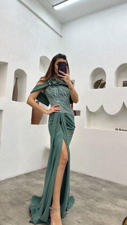 Vestido de noche verde menta bordado con detalle transparente