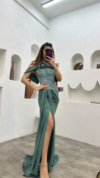 Vestido de noche verde menta bordado con detalle transparente