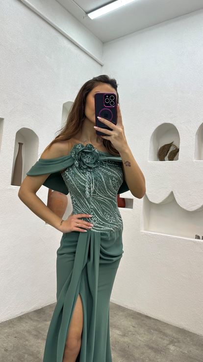 Vestido de noche verde menta bordado con detalle transparente