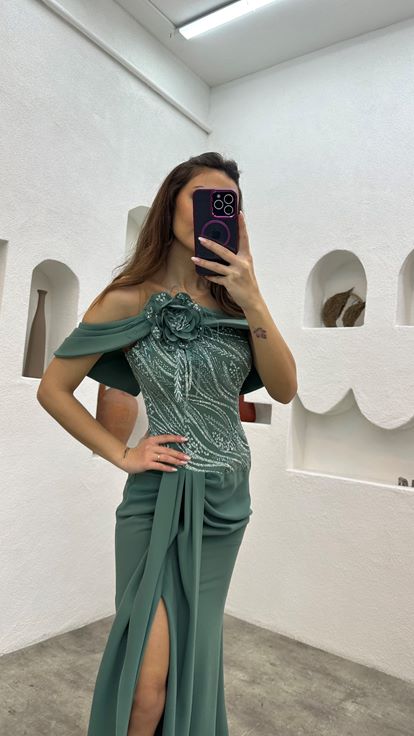 Vestido de noche verde menta bordado con detalle transparente