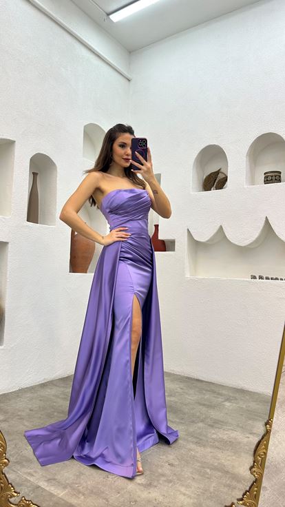 Abito da sera in raso senza spalline drappeggiato ricamato lilla