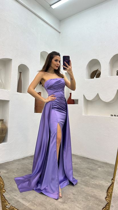 Abito da sera in raso senza spalline drappeggiato ricamato lilla