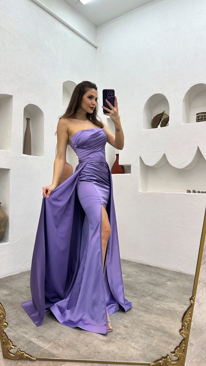 Abito da sera in raso senza spalline drappeggiato ricamato lilla