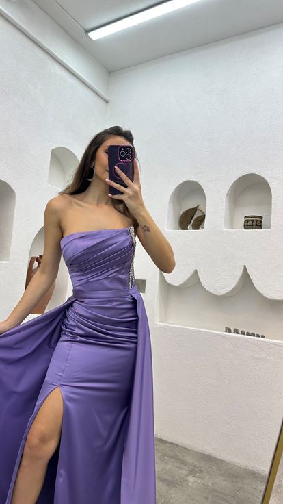 Abito da sera in raso senza spalline drappeggiato ricamato lilla