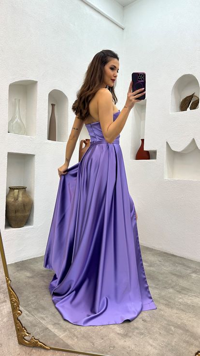 Abito da sera in raso senza spalline drappeggiato ricamato lilla