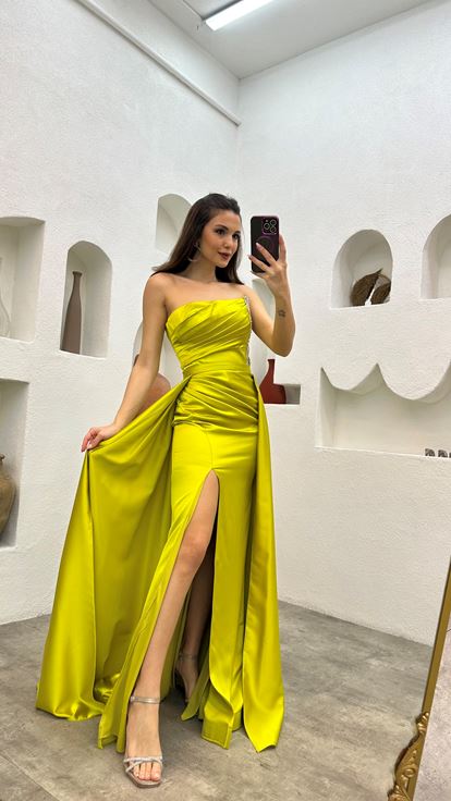 Sarı İşlemel Drapeli Straplez Saten Abiye Elbise