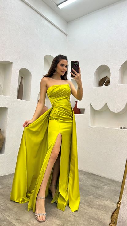 Sarı İşlemel Drapeli Straplez Saten Abiye Elbise