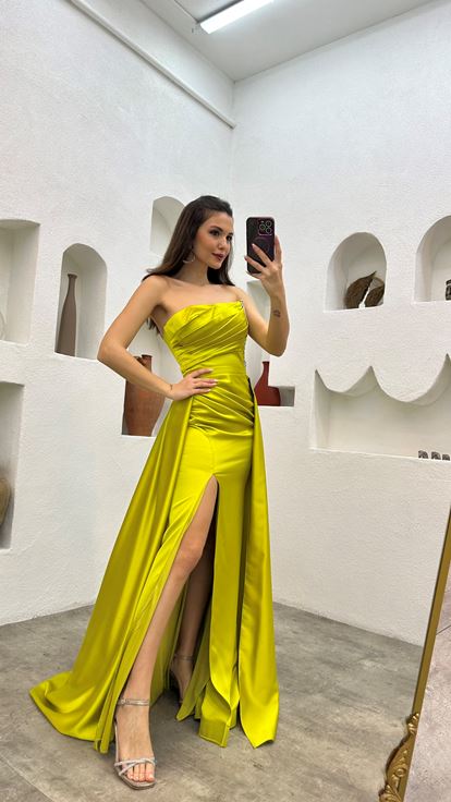 Sarı İşlemel Drapeli Straplez Saten Abiye Elbise