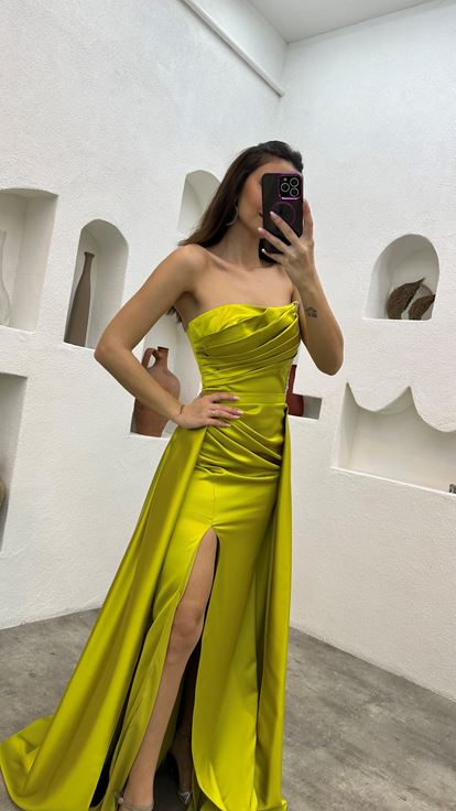 Sarı İşlemel Drapeli Straplez Saten Abiye Elbise