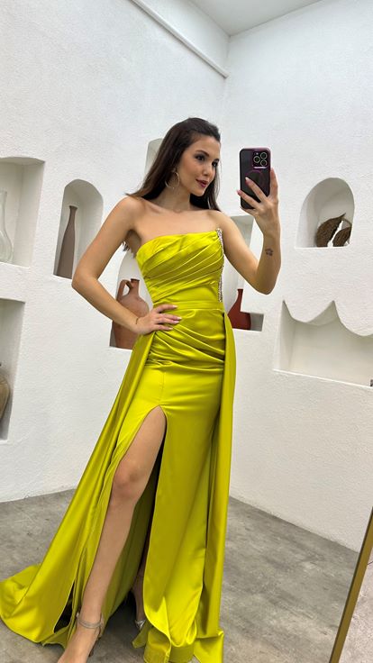 Sarı İşlemel Drapeli Straplez Saten Abiye Elbise