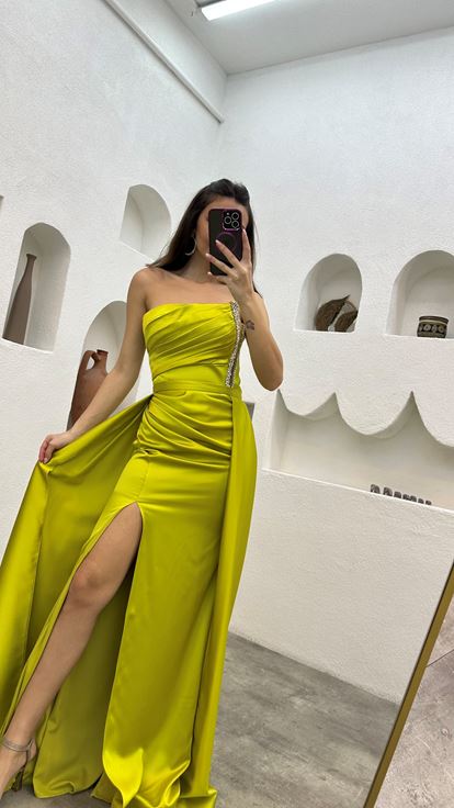 Sarı İşlemel Drapeli Straplez Saten Abiye Elbise