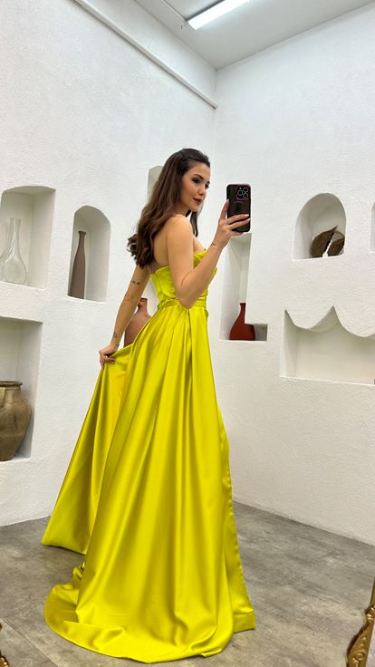 Sarı İşlemel Drapeli Straplez Saten Abiye Elbise