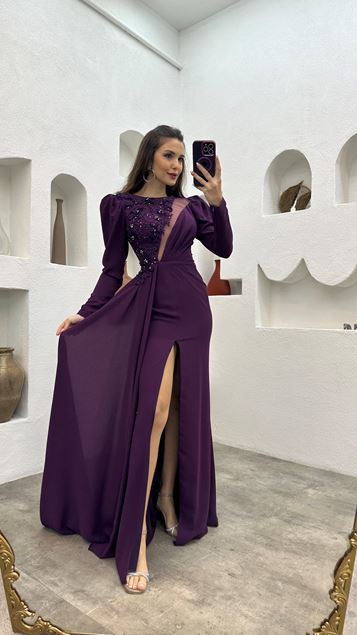 Vestido de noche de satén bordado ciruela