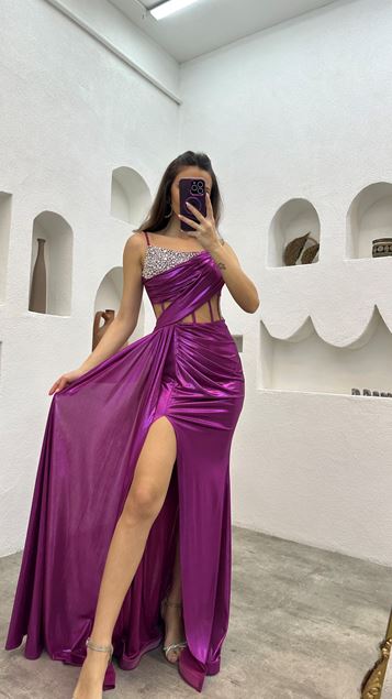 Vestido de noche de satén detallado transparente bordado con correa de cuerda fucsia