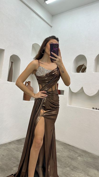 فستان سهرة من الساتان الشفاف ومطرز بحزام حبل بني